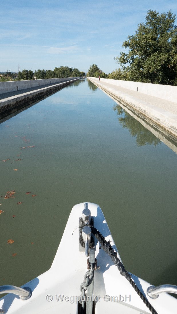 Mittig, mitten auf dem Aquadukt